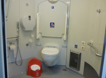 WC accessibile a bordo del treno finlandese