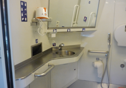 Lavabo e spazio di manovra nel bagno accessibile del treno