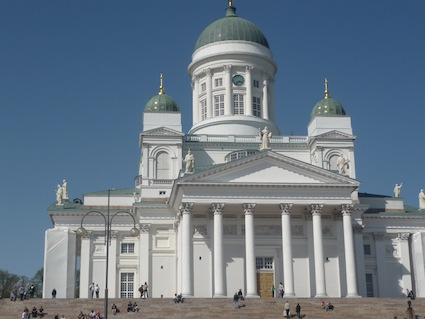 La Cattedrale di Helsinki sotto un cielo azzurro