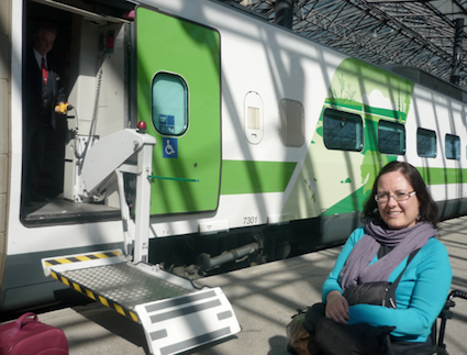 Maddalena in carrozzina davanti alla pedana di un treno finlandese