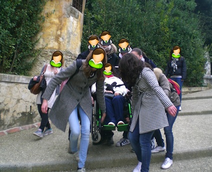 Chiara in carrozzina con i compagni durante il viaggio a Firenze