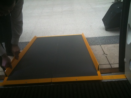 Rampa mobile posizionata per salire sul treno da Stansted