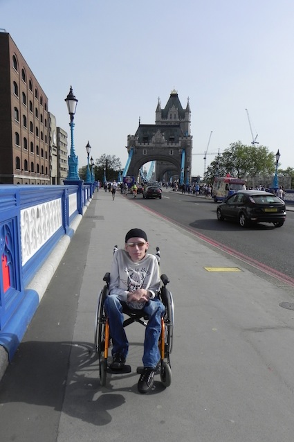 Viaggiatore in carrozzina davanti al Tower Bridge di Londra