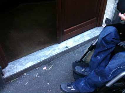 soglia entrata ristorante accessibile con aiuto