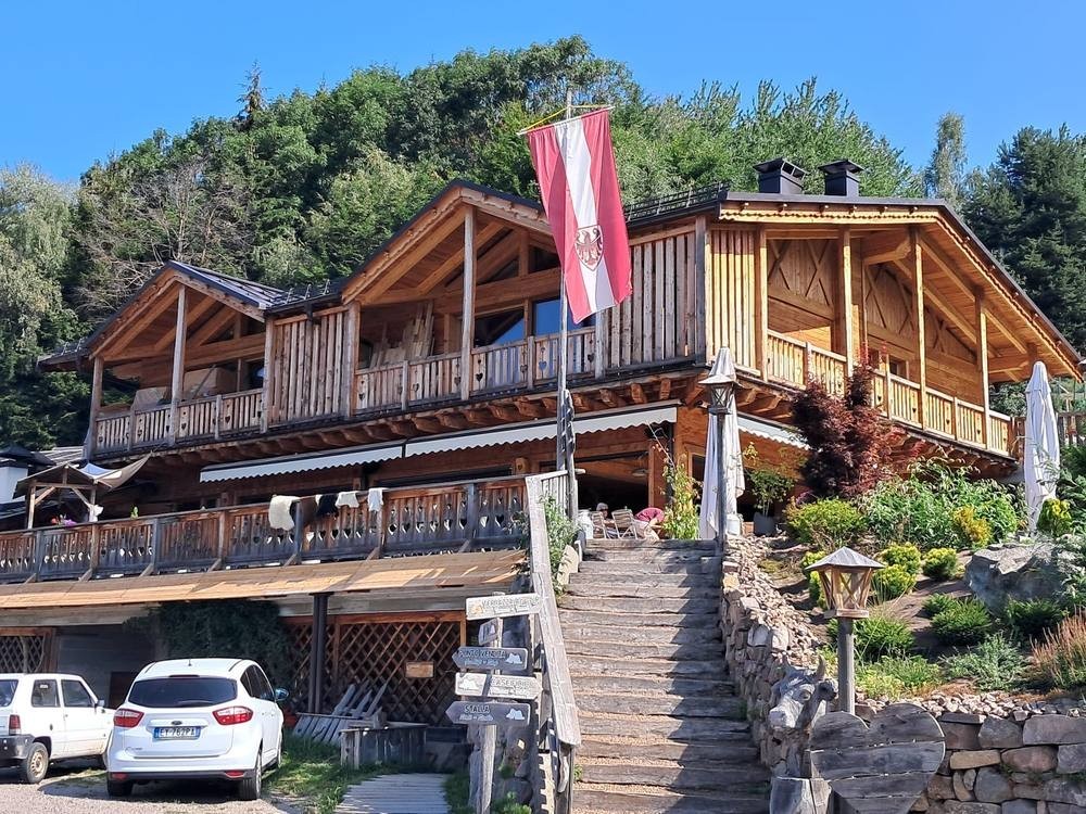 Ingresso dell’azienda agricola Le Mandre a Bedollo