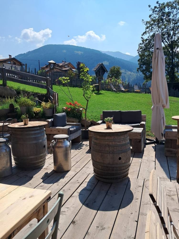 Terrazza con botti in legno a Le Mandre
