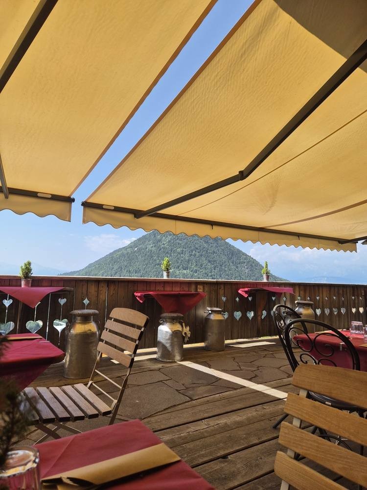 Vista sulle montagne dalla terrazza di Le Mandre