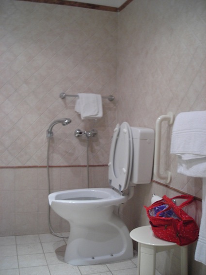 Bagno con doccia a pavimento e maniglioni nella camera 112