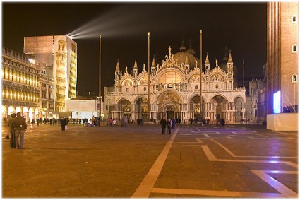 Piazza San Marco a Venezia illuminata di sera